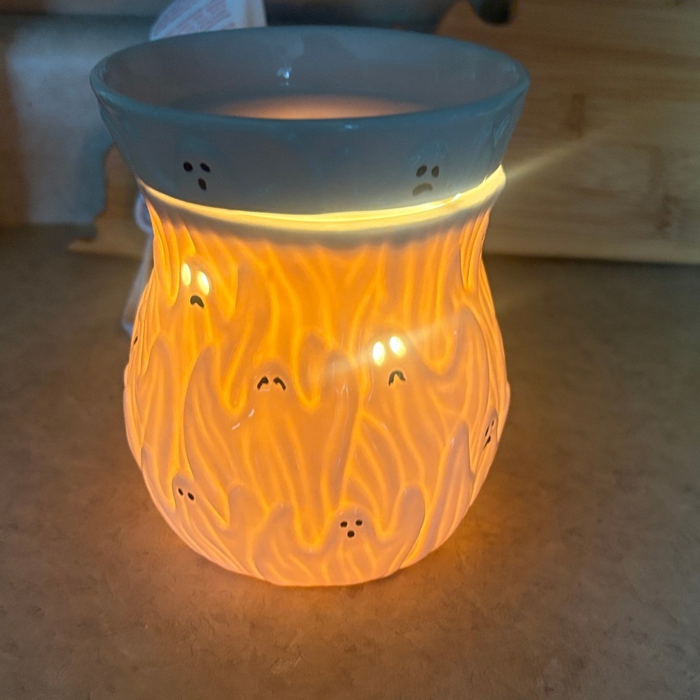 Scentsy White Ceramic Warmer Ghouls and Ghosts - Picture 2 of 11